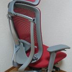 大型ヘッドレストを搭載したコンテッサを斜め後ろから見た様子