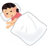 布団をかけて寝ている女性