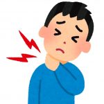 左手で首の右側を押さえている男性