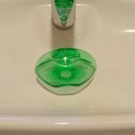 トイレのタンク上のフタの部分にある手洗い管周辺の様子