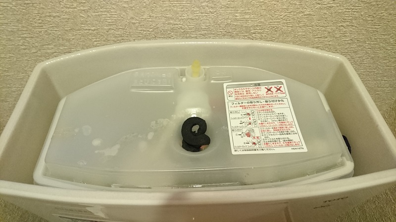 水を流す度に起こるトイレのタンク下からの水漏れをなおす方法
