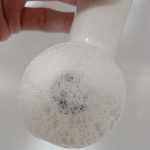 キッチン泡ハイターをシャワーヘッドにスプレーした様子