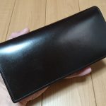 手入れ後の財布の外側のブライドルレザーの様子