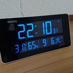 床の上に置き時計として置いているSEIKO DL208Wの様子