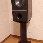 HAMILeX Babel SB-352スピーカースタンドに、KEF Q300スピーカーをのせている状態
