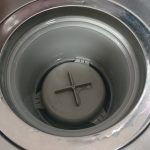 ロックされた状態のキッチンシンク排水口の排水トラップ