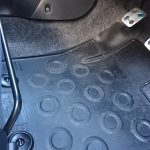 ダイハツ ミラバン(L275V)のフロアマットを設置した運転席下部の様子