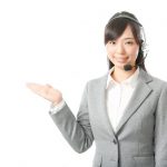 右手を上げているヘッドセットを装着している若い女性