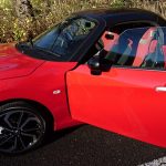 横から見たドアが開いている赤いコペン(LA400K)