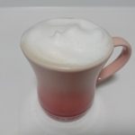 クリーミーな泡がなみなみと注がれたコーヒーカップの様子