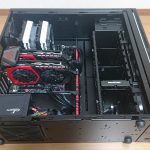 MSI GRAPHICS CARD BOLSTER CS6648を設置したPCケースを横倒しにした状態