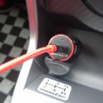 USBチャージャーに充電用のUSBケーブルを接続した様子