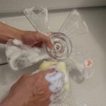扇風機のファンを、食器用中性洗剤を含ませたスポンジでこすり洗いしている様子