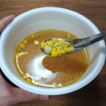 レンゲスプーン穴あき B-2056を使ってカップラーメンの具材をすくっている様子