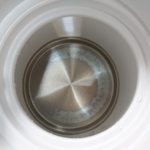 電気ケトルの底部に付着した白カビのような白っぽい水垢汚れの様子