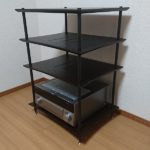 QUADRASPIRE Q4DSLB-DOの最下段に、ヤマハのAVアンプ RX-A2060を載せている様子を斜めから見た状態