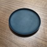 机の上に置かれた山崎実業さんの立体コースター 2539(黒)