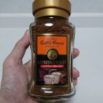 エスプレッソのインスタントコーヒー、UCC カフェグレコ エスプレッソローストの瓶を左手で持っている様子