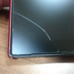 Androidスマホ Xperia Z5の画面下部のフィルムに発生しているひび割れや欠け