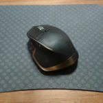 マウスパッドの上にのっている黒いマウス