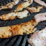 焼肉プレートで豚とろ(豚ネック)を焼いている様子