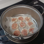 蒸し器の上側部分にシュウマイをのせた状態