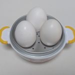 レンジでらくチンゆでたまごの卵置き皿に3つの卵を置いている状態