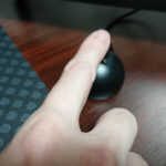 指紋リーダーに右手の人差指をあてている様子