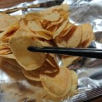 ポテトングでポテトチップスを挟んで持ち上げている様子