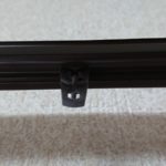茶色いカーテンレールにランナーが1つぶら下がっている様子