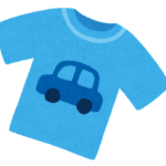 車がプリントされた青いTシャツ