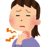 喉の痛みを感じ、手で喉を押さえている女性
